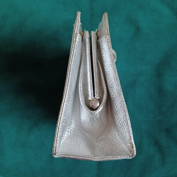 Silver Metallic Purse with double silver serpentine chain handles, vintage. - Picture 5 of 6